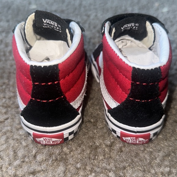 Vans Black and Red Sneakers Iconic Low-Top Design - Picture 6 of 7